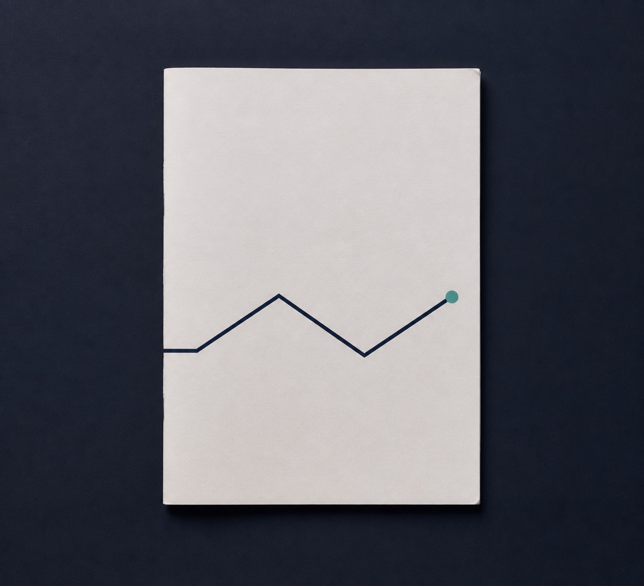 Mockup sampul dossier proyek dengan Garis Meridian MITECH